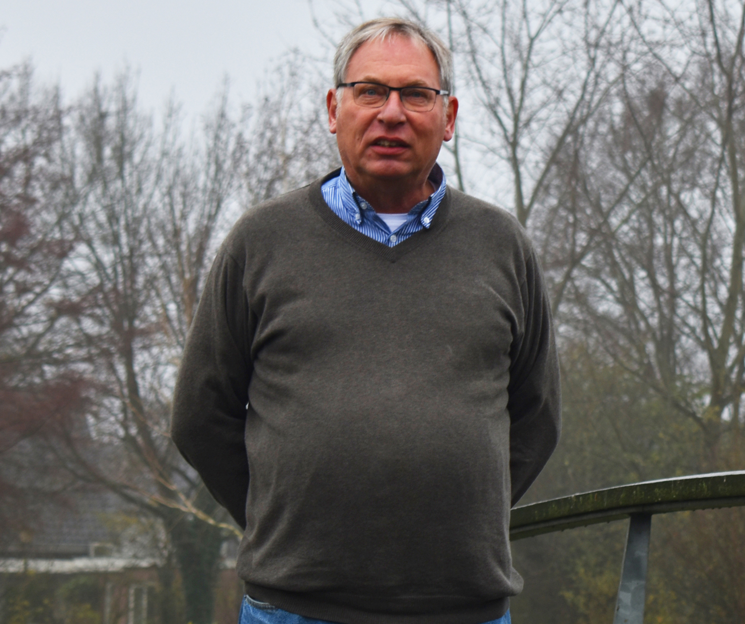 Bestuurslid Wout Oosterhof van Progressief Wierden op de brug bij de Stouwevijver Wierden