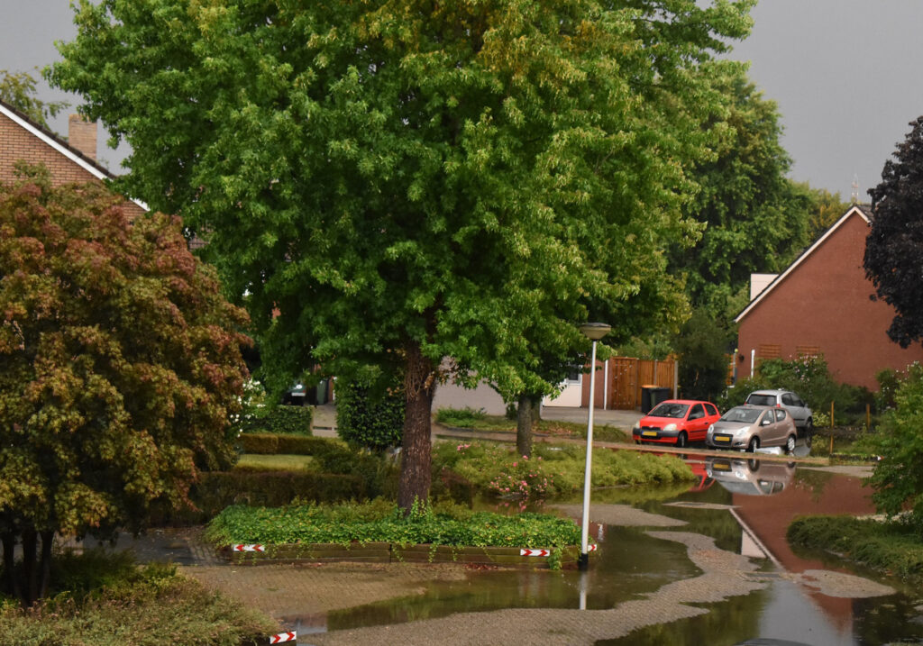 Straten in Wierden staan blank na een hevige regenbui